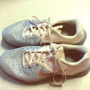 Nike woman’s tennis shoes